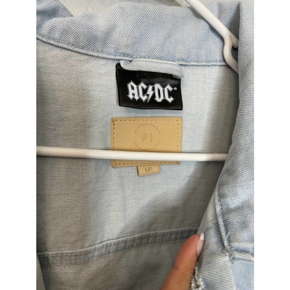 AC/DC DENIM JACKET EMBELLISHED WITH 17 PATCHES & 2 BUTTONS/PINS AND BACK ART - Picture 10 of 12